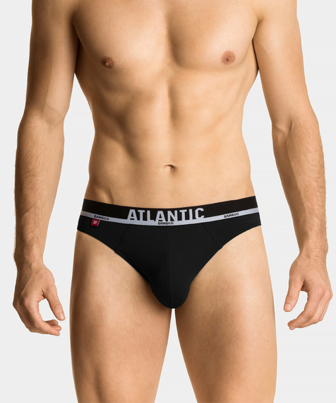 Czarne slipy męskie zaznaczone są w talii szeroką i miękką gumą, na której znajduje się napis ATLANTIC #2