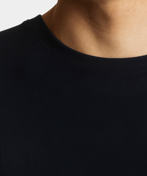 Gładka koszulka w kolorze ciemno-granatowym ma okrągłe wycięcie blisko szyi i kieszonkę po lewej stronie ozdobioną napisem ATLANTIC oraz logo marki #2
