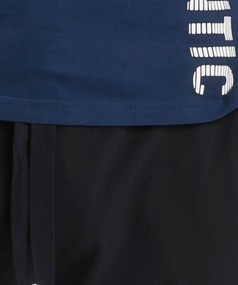W skład piżamy męskiej wchodzą dwie części: koszulka z długim rękawem w szlachetnym, ciemno-niebieskim kolorze oraz długie spodnie w odcieniu ciemnego granatu #2
