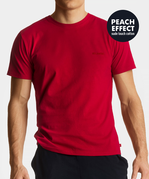 Soczyście czerwony t-shirt odznacza się się krótkimi rękawami, wycięciem blisko szyi oraz niewielkich rozmiarów napisem ATLANTIC na przodzie #1