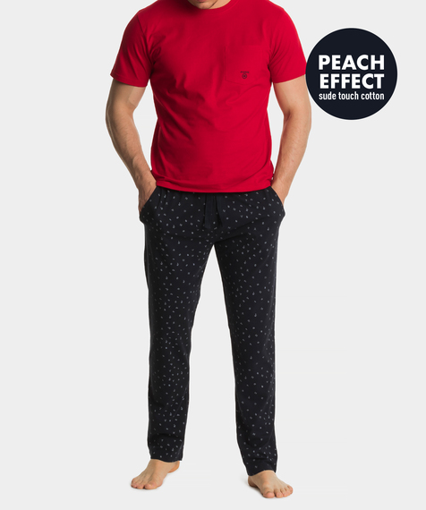 W skład piżamy męskiej wchodzą dwie części: koszulka z krótkim rękawem w intensywnie czerwonym kolorze oraz długie spodnie w odcieniu ciemnego granatu #1
