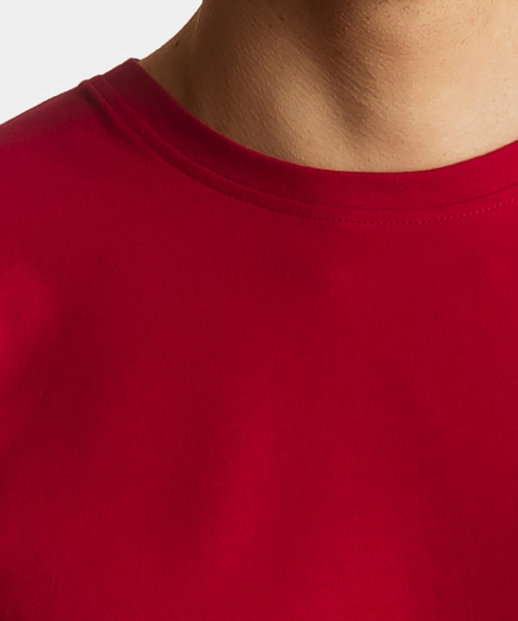 Soczyście czerwony t-shirt odznacza się się krótkimi rękawami, wycięciem blisko szyi oraz niewielkich rozmiarów napisem ATLANTIC na przodzie #2
